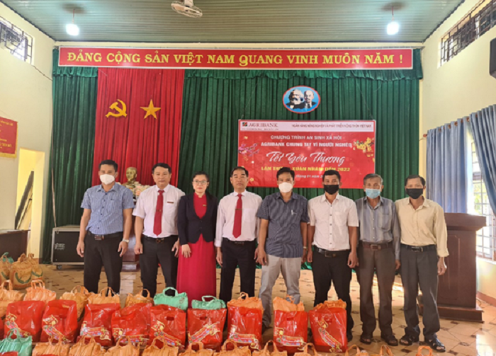 chi nhanh ngan hang Agribank Ea Ral to chư trao qua tet nguyen dan nham dan 2022 3